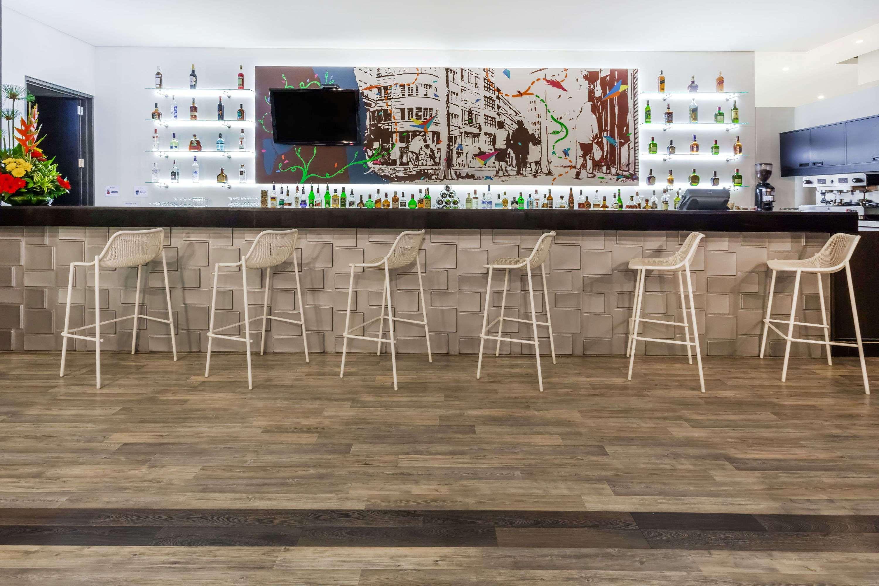 فندق Wyndham بوغوتا المظهر الخارجي الصورة A bar in a hotel