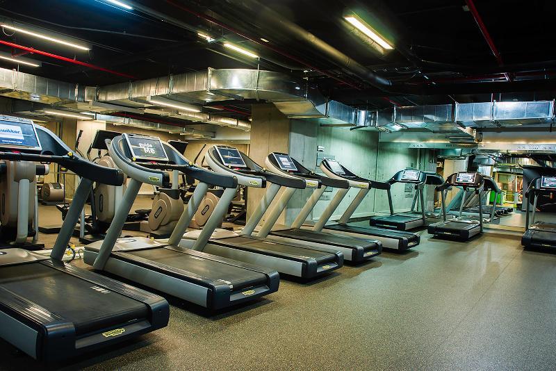 فندق Wyndham بوغوتا المظهر الخارجي الصورة A row of treadmills
