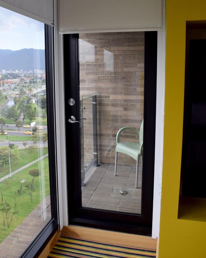 فندق Wyndham بوغوتا المظهر الخارجي الصورة A balcony in Bogotá, Colombia